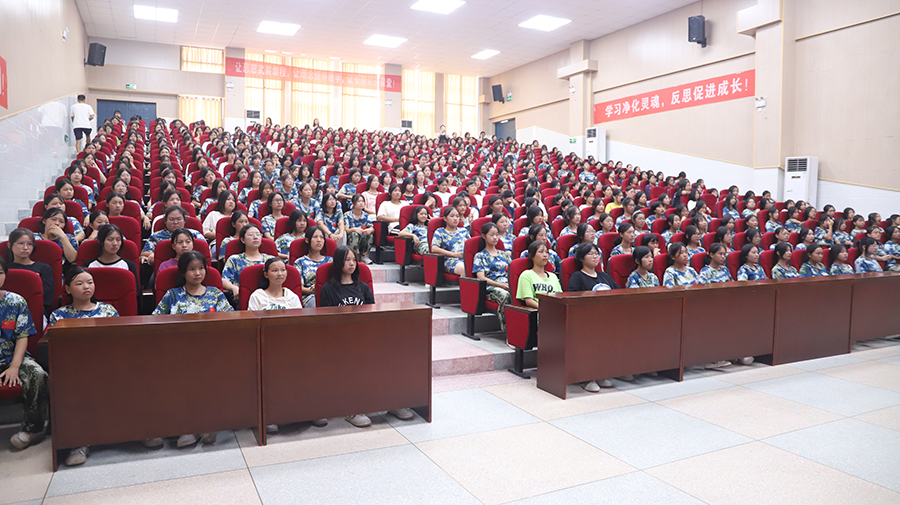 時(shí)光不語，靜待花開——懷化市新晃恒雅高級中學(xué)舉辦女生青春期健康教育講座